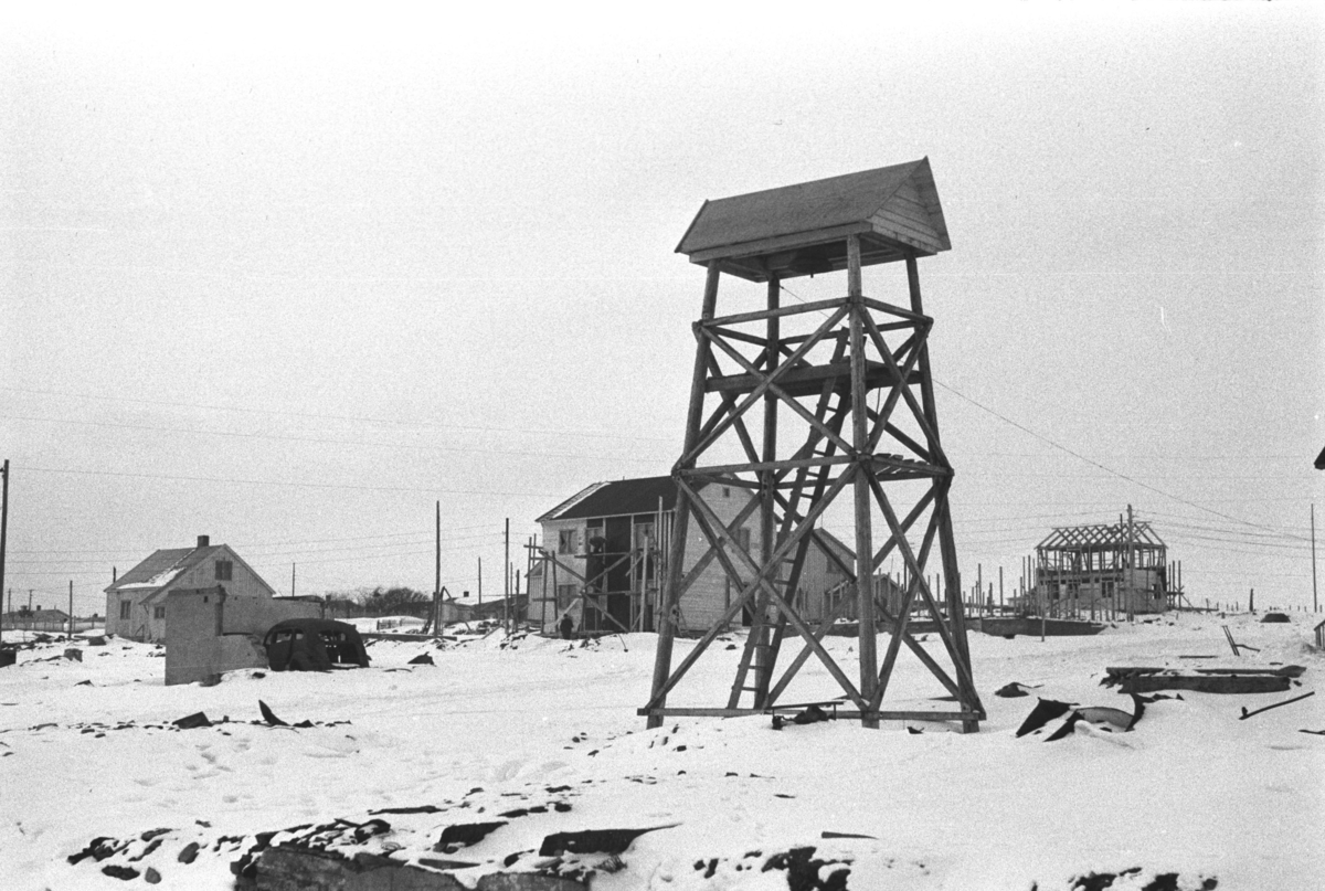 Gjenreisningstid i Vadsø i 1946.

Arkitekt Ola Hanche-Olsen arbeidet ved Brente Steders Reguleringskontor i 1946. Hovedadministrasjon for gjenreisning av Nord-Troms og Finnmark ble lagt til Harstad og fikk navnet Finnmark kontoret. Landsdelen Nord-Troms og Finnmark blev oppdelt i syv distrikt med hver sin administrasjon. Honningsvåg, distrikt IV, skulle betjene Nordkapp, Lebesby, Porsanger og Karasjok kommune.

Ola Hanche-Olsen har tatt bildene. Han var født 13. mars 1920 i Borre, død 11. februar 1998 i Gjettum. Han hadde artium fra 1939, arkitekteksamen fra NTH 1946 og arbeidet deretter ved Finnmarkskontoret 1946–48 før han etablerte egen arkitektpraksis. Han debuterte som barnebokforfatter i 1974 med lettlest-boka "Knut og sjørøverne", og skrev i alt 12 bøker. 

Han var XU-agent 1944-45, og var også en aktiv fjellklatrer og friluftsmann. XU var den største og viktigste allierte etterretningsorganisasjonen i det okkuperte Norge under andre verdenskrig. Det meste av XUs virksomhet ble holdt hemmelig til 1988. Ola var gift med Solveig Hanche-Olsen (f. Falkenberg); de fikk 3 barn, blant dem matematikeren Harald Hanche-Olsen. 

