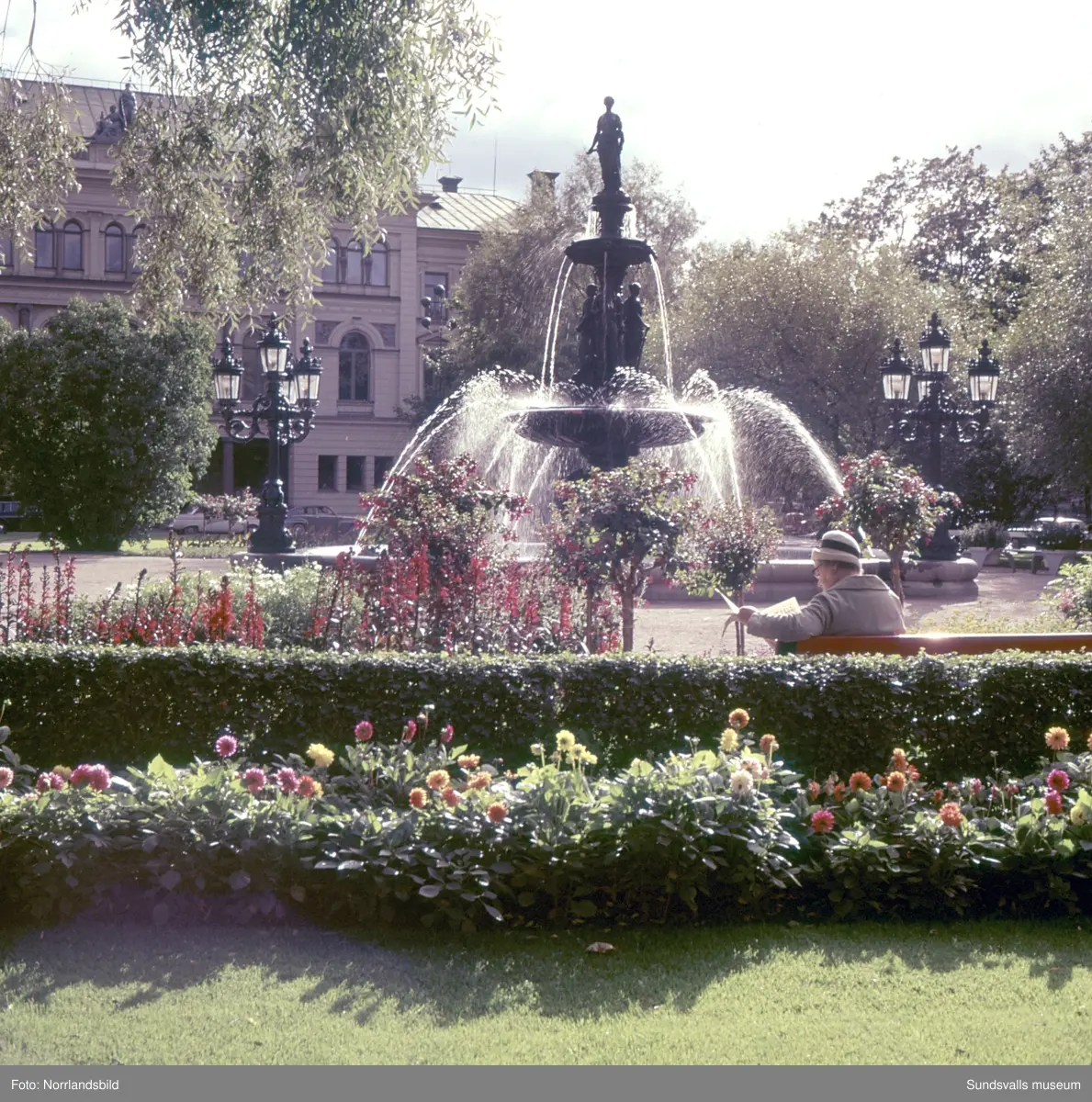 Bilder från Stenstaden. Gustav II Adolf-statyn, Vängåvan, med mera.
