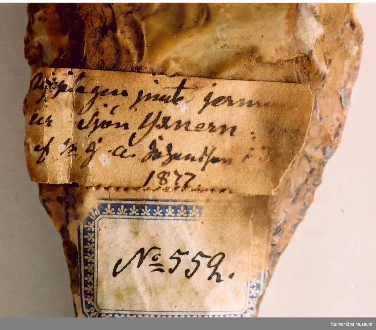 KLM 552. Dolk. Av gulbrun flinta. Senneolitisk tid. Bladet är parallellhugget och insvängt ned mot skaftet. Oskadad. Äldre märkning: A 189 I.