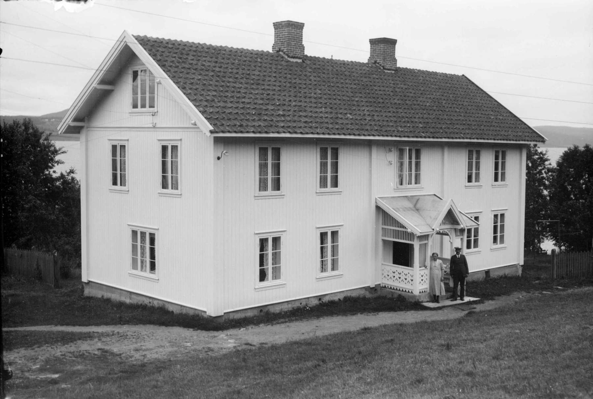 Kraftstasjonen i Brandbu. Hæhres hus. Stort hvit trehus med kvinne og mann på trappa.