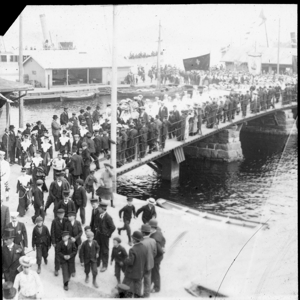 Turneropptog over Bybrua ca 1890. Kragerø