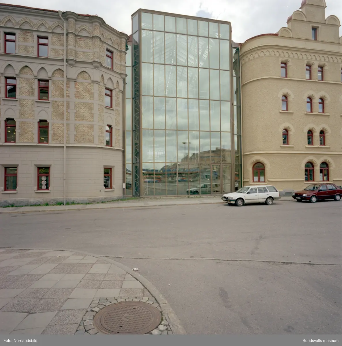 Exteriörbilder på magasinshusen i Sundsvall. Busstationen och Kulturmagasinet. Dubbeldörr till magasinsbyggnaden Kuttern.