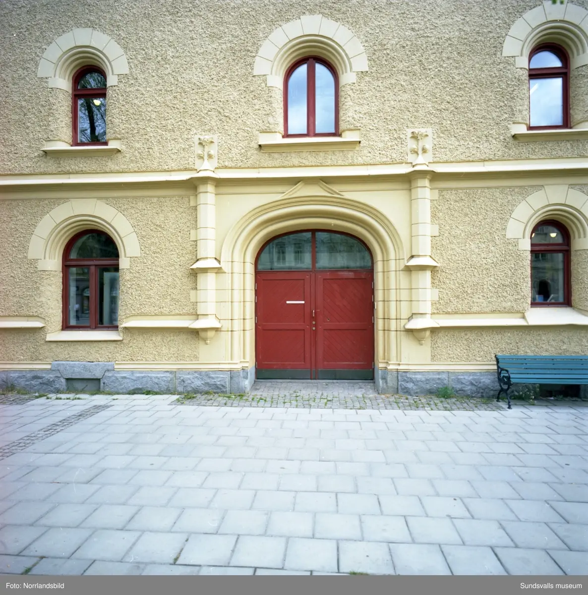 Exteriörbilder på magasinshusen i Sundsvall. Busstationen och Kulturmagasinet. Dubbeldörr till magasinsbyggnaden Kuttern.