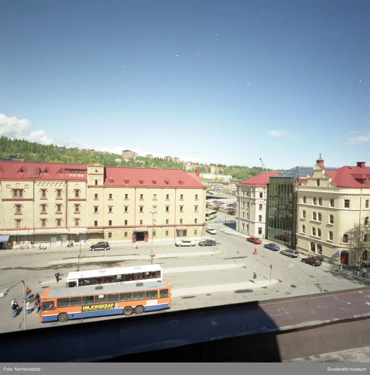 Exteriörbilder på magasinshusen i Sundsvall. Busstationen och Kulturmagasinet. Dubbeldörr till magasinsbyggnaden Kuttern.