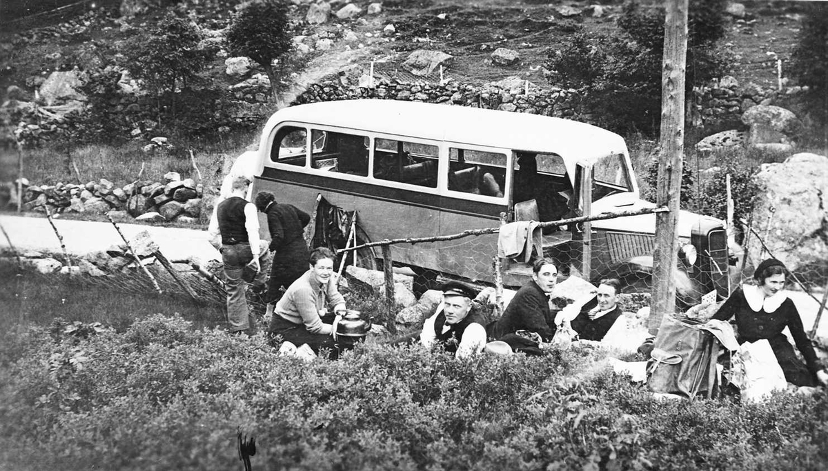 Personer på bussutflukt har kaffepause