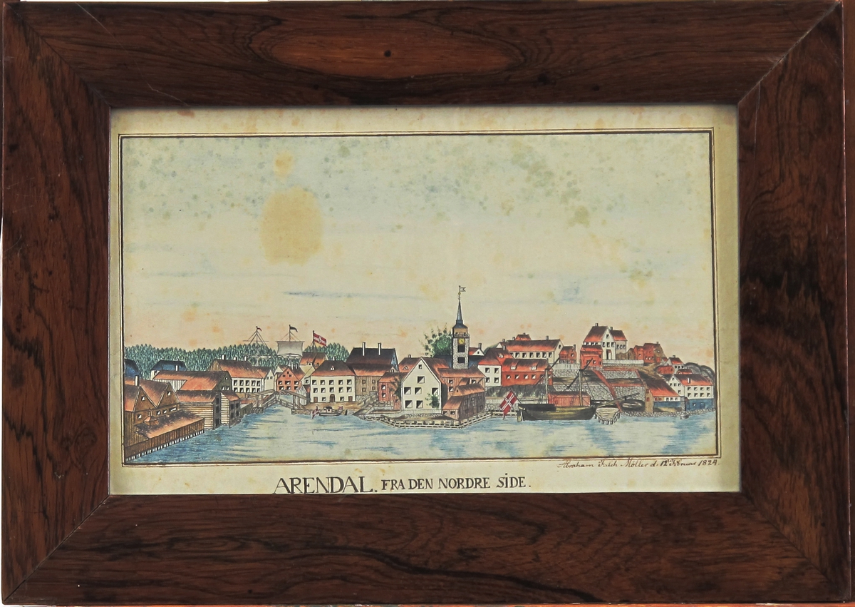 Prospekt av Tyholmen, sett fra Kittelsbukt. 2 skuter og liten båt ved bryggene, alle med norske flagg u. unionsmerke. Kirkens gråstenstårn m. spir slik det var 1824. Tekst, signatur og dato under billedt, som ovenfor anført. 