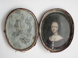 Påklädningsdocka, 1600-tal. Miniatyrporträtt av Kerstin Hahne (d. 1656) målad på koppar med målade glimmerskivor att lägga ovanpå för olika kläder, Nordiska museets föremål NM.0266394.