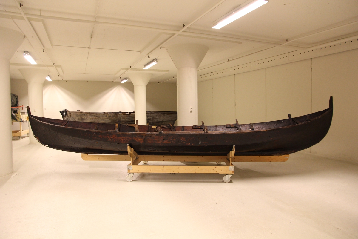 Åttring med nyere reparasjon. Fire keiper, et par årer, fem tiljer, tre tofter, ror, styrvol, mast og seil.