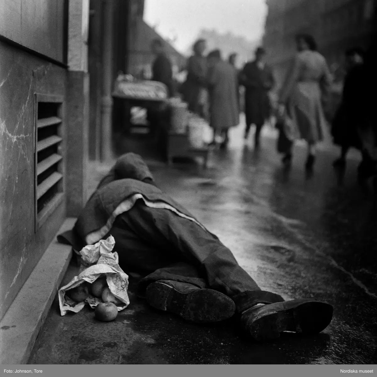 Paris. Man liggande på trottoar.