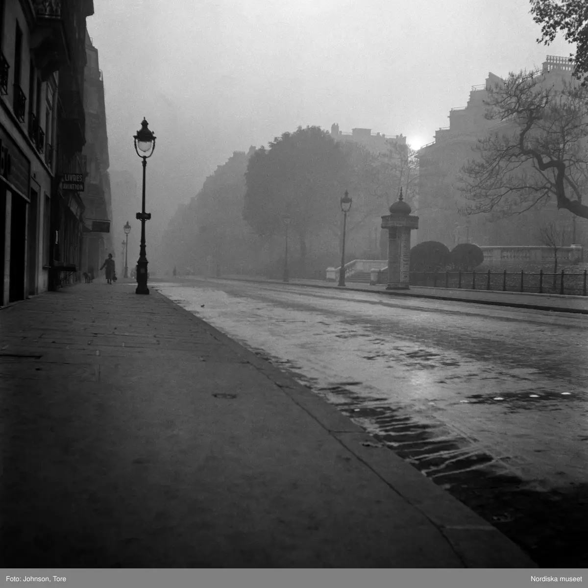 Paris. Gatuvy, disig gata med lyktstolpe.