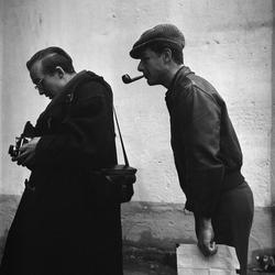 Paris. Fotografen Rune Hassner tittar på sin kamera, iakttag