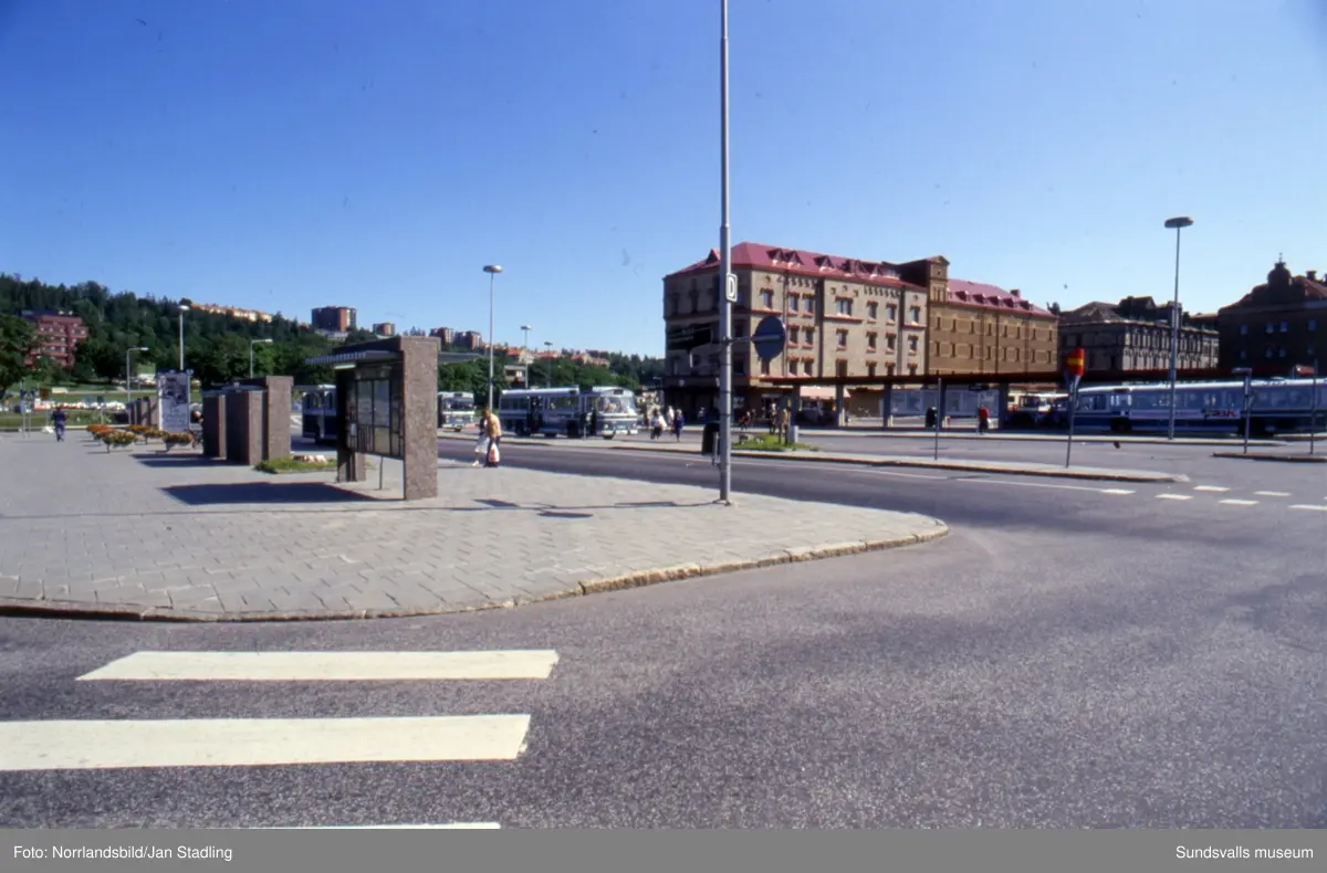 Bilder från Stenstaden med gator, trafik, torghandel och folkvimmel. Storgatan, Fisktorget, Esplanaden, Stora torget, busstationen, Folkets hus, 
Vängåvan, Puckelbron.