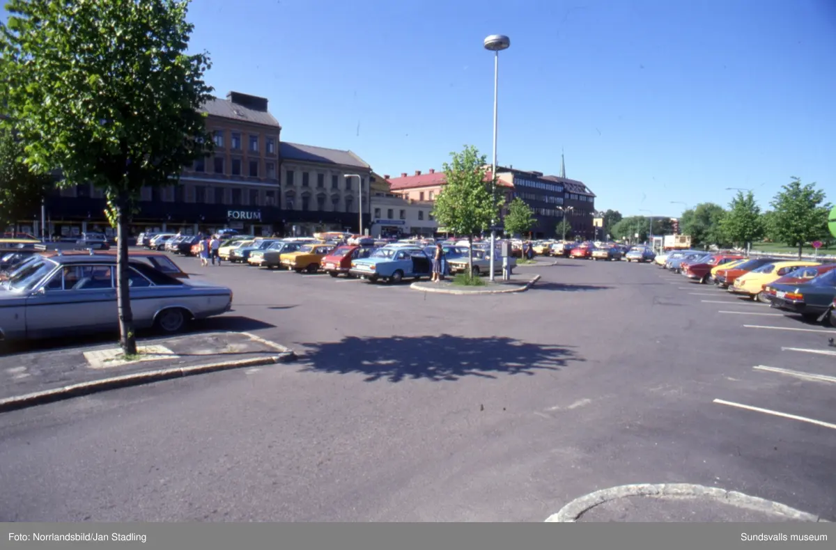 Bilder från Stenstaden med gator, trafik, torghandel och folkvimmel. Storgatan, Fisktorget, Esplanaden, Stora torget, busstationen, Folkets hus, 
Vängåvan, Puckelbron.
