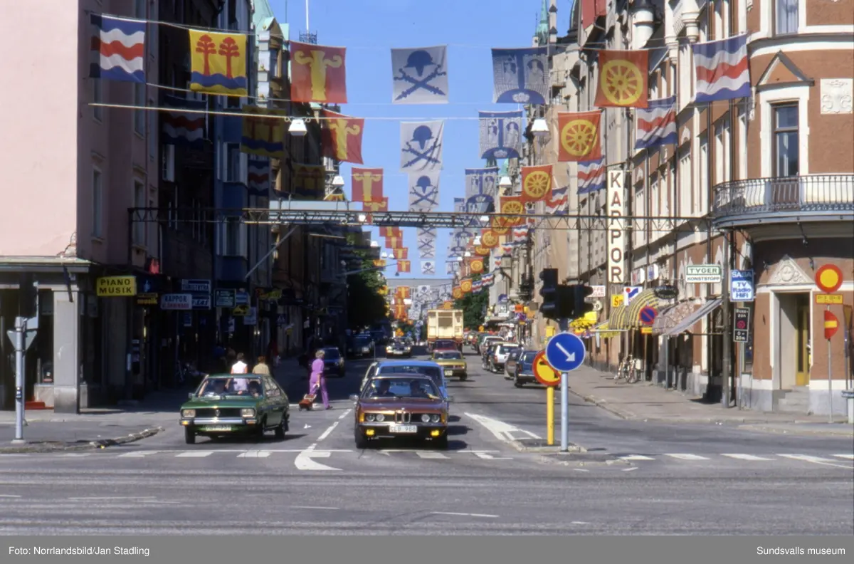 Bilder från Stenstaden med gator, trafik, torghandel och folkvimmel. Storgatan, Fisktorget, Esplanaden, Stora torget, busstationen, Folkets hus, 
Vängåvan, Puckelbron.