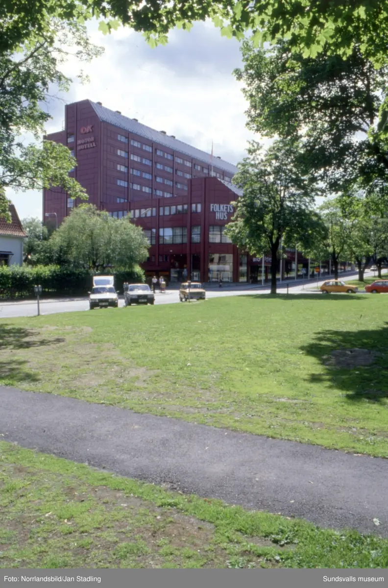 Bilder från Stenstaden med gator, trafik, torghandel och folkvimmel. Storgatan, Fisktorget, Esplanaden, Stora torget, busstationen, Folkets hus, 
Vängåvan, Puckelbron.
