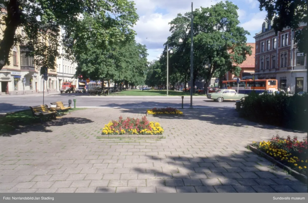 Bilder från Stenstaden med gator, trafik, torghandel och folkvimmel. Storgatan, Fisktorget, Esplanaden, Stora torget, busstationen, Folkets hus, 
Vängåvan, Puckelbron.