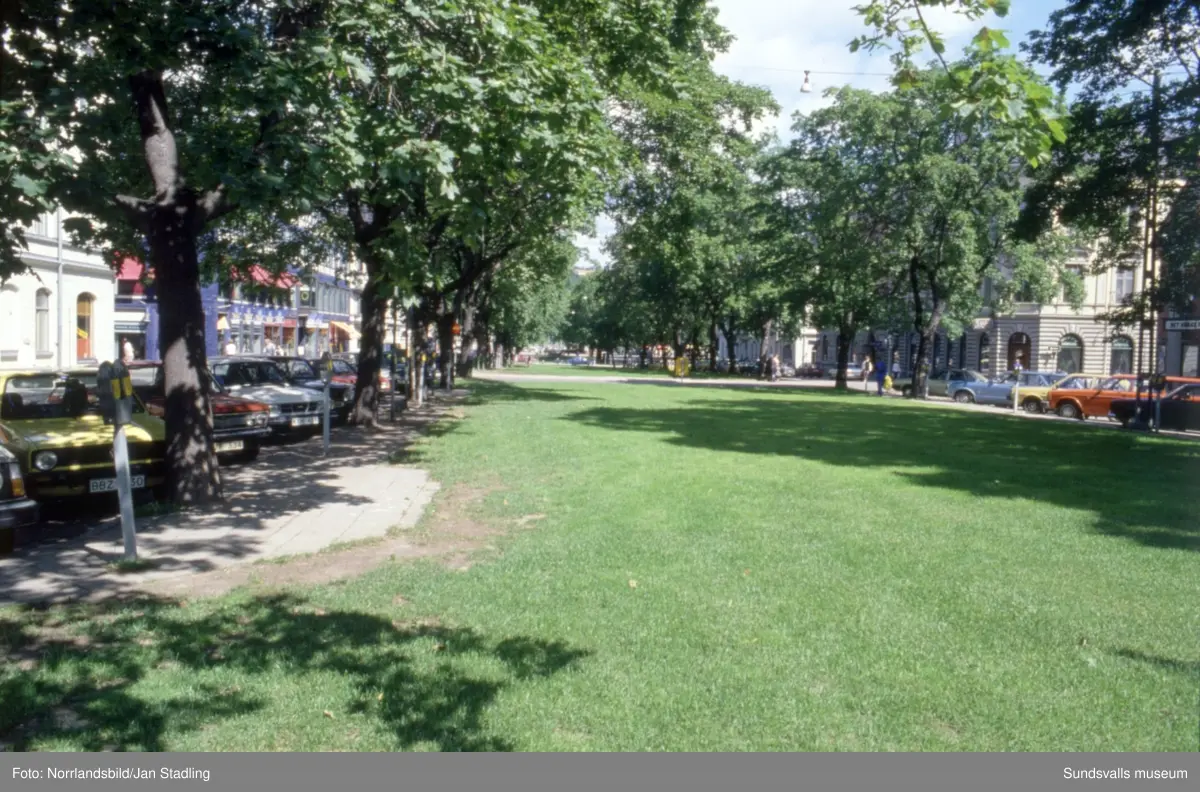 Bilder från Stenstaden med gator, trafik, torghandel och folkvimmel. Storgatan, Fisktorget, Esplanaden, Stora torget, busstationen, Folkets hus, 
Vängåvan, Puckelbron.