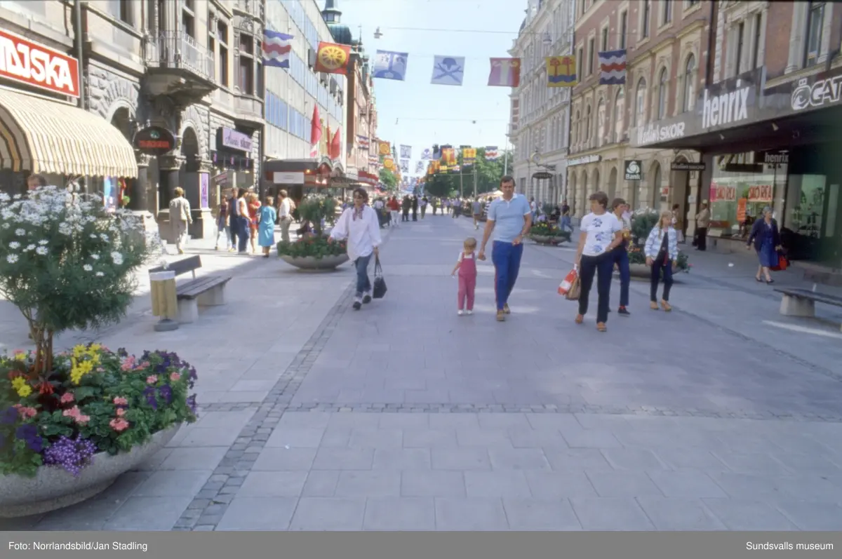 Bilder från Stenstaden med gator, trafik, torghandel och folkvimmel. Storgatan, Fisktorget, Esplanaden, Stora torget, busstationen, Folkets hus, 
Vängåvan, Puckelbron.