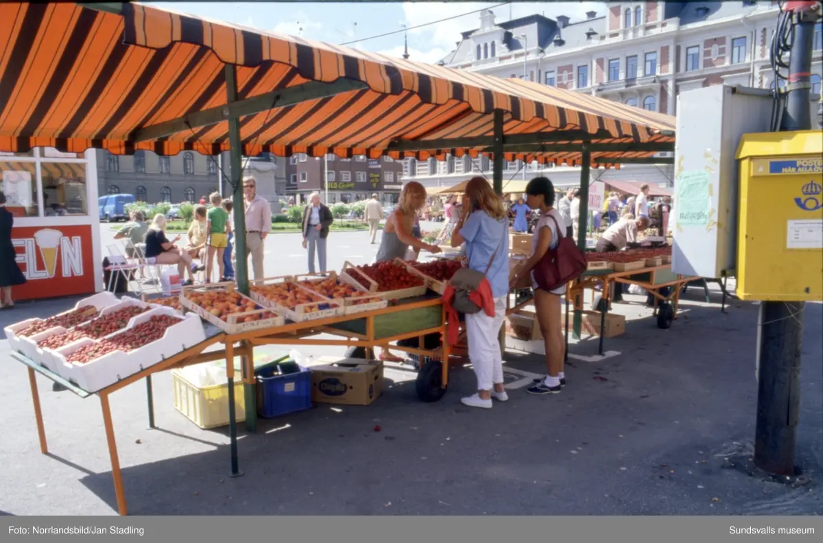 Bilder från Stenstaden med gator, trafik, torghandel och folkvimmel. Storgatan, Fisktorget, Esplanaden, Stora torget, busstationen, Folkets hus, 
Vängåvan, Puckelbron.