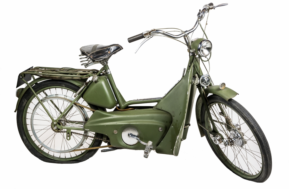 Moped modell skoter, med sadel och pakethållare. Reflex på framskärm samt hastighetsmätare på framlykta graderad 0-60 km. Motortyp HVA 44 cc. Mopeden tillhörde F 16 i Uppsala och var i bruk vid flygbasområdet i Tierp.