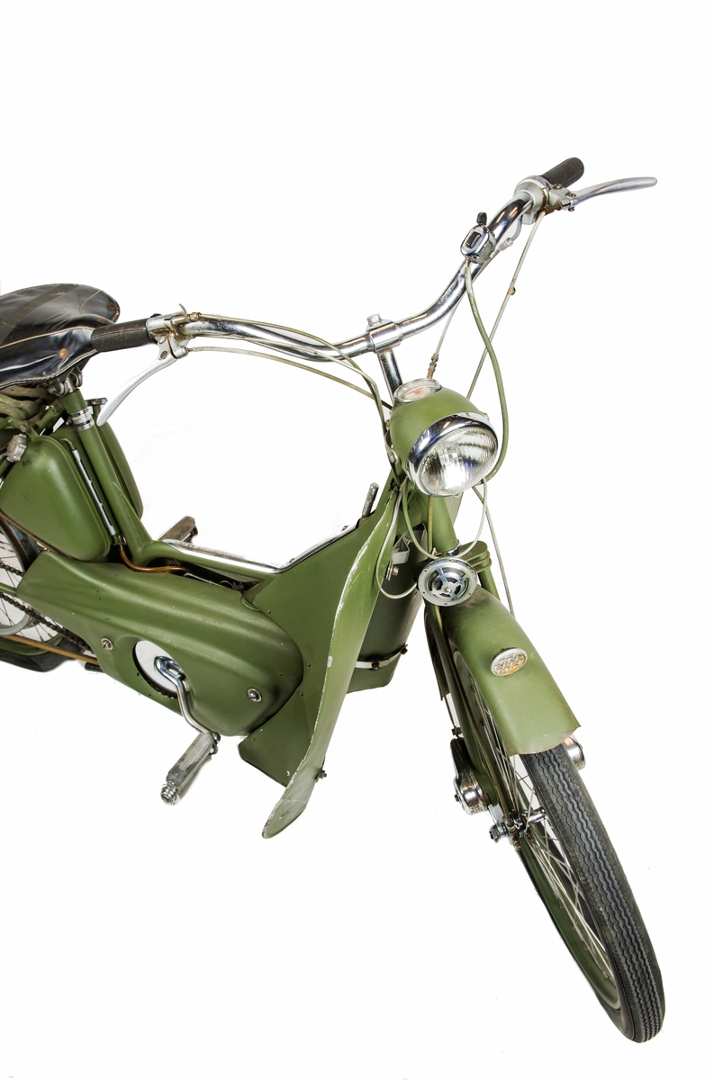 Moped modell skoter, med sadel och pakethållare. Reflex på framskärm samt hastighetsmätare på framlykta graderad 0-60 km. Motortyp HVA 44 cc. Mopeden tillhörde F 16 i Uppsala och var i bruk vid flygbasområdet i Tierp.