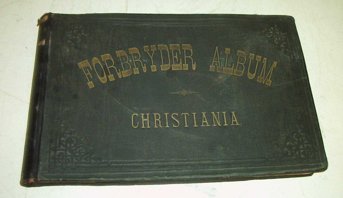 Innbundet forbryteralbum med 431 bilder. Bildene overlapper i stor grad med forbryteralbum NRM.00275.