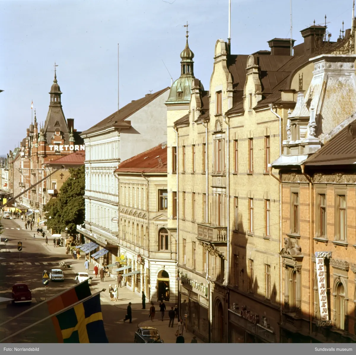 Vy västerut vid Storgatan från Knaust. Närmast syns Regnanders Kol och Koks och Burmans klädekipering.