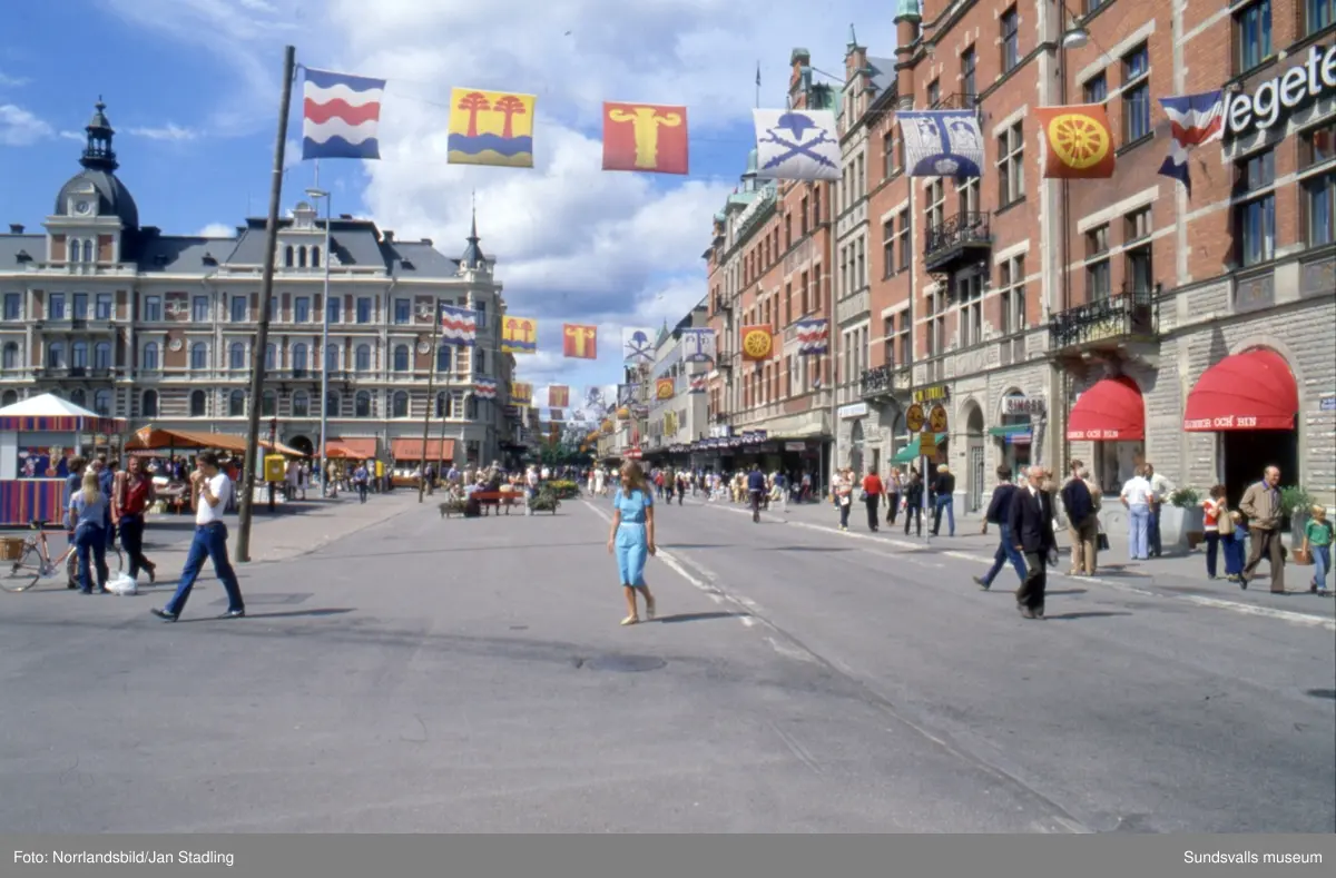 Bilder från Stenstaden med gator, trafik, torghandel och folkvimmel. Storgatan, Fisktorget, Esplanaden, Stora torget, busstationen, Folkets hus, 
Vängåvan, Puckelbron.