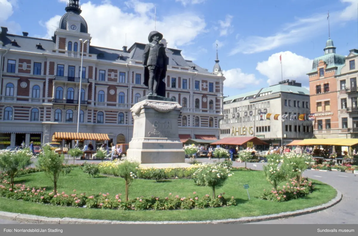Bilder från Stenstaden med gator, trafik, torghandel och folkvimmel. Storgatan, Fisktorget, Esplanaden, Stora torget, busstationen, Folkets hus, 
Vängåvan, Puckelbron.