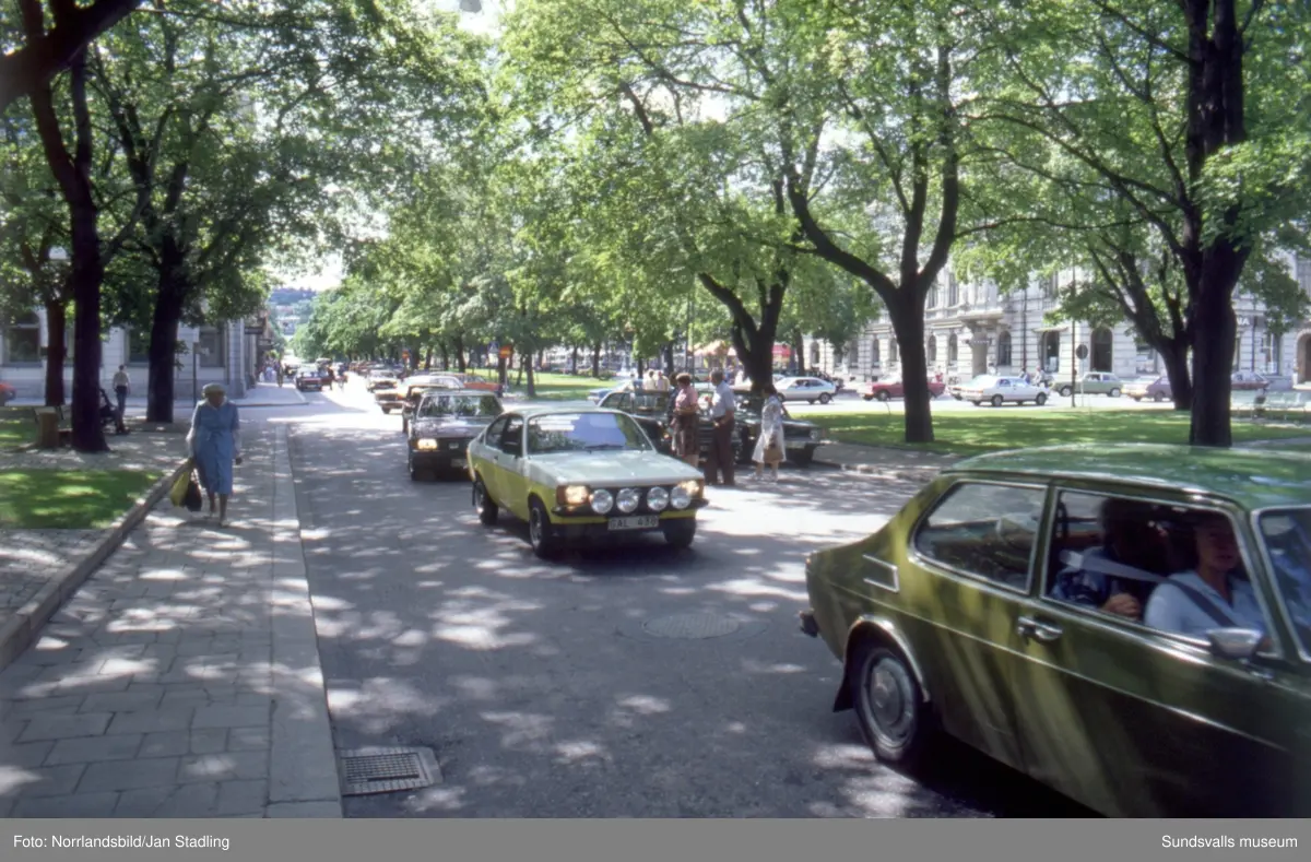 Bilder från Stenstaden med gator, trafik, torghandel och folkvimmel. Storgatan, Fisktorget, Esplanaden, Stora torget, busstationen, Folkets hus, 
Vängåvan, Puckelbron.