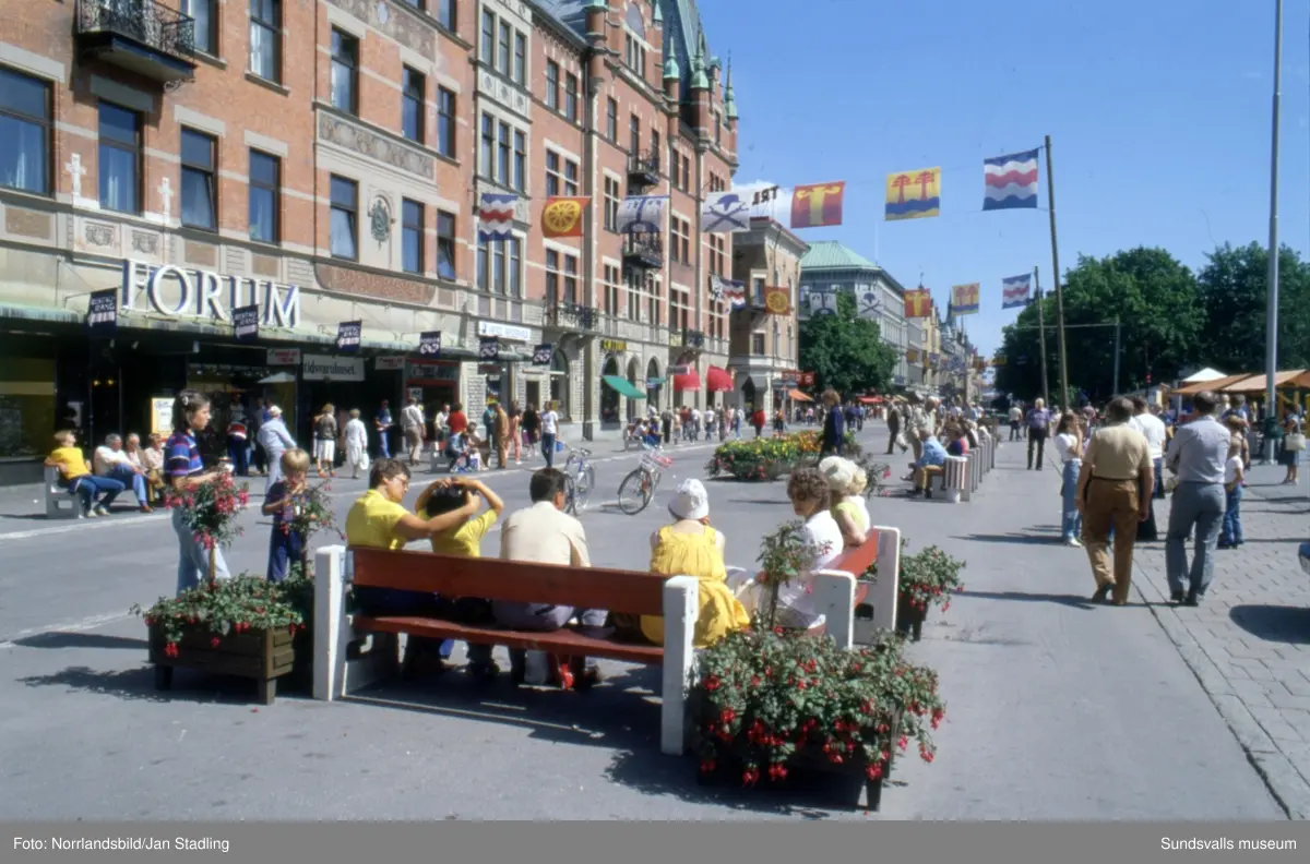 Bilder från Stenstaden med gator, trafik, torghandel och folkvimmel. Storgatan, Fisktorget, Esplanaden, Stora torget, busstationen, Folkets hus, 
Vängåvan, Puckelbron.