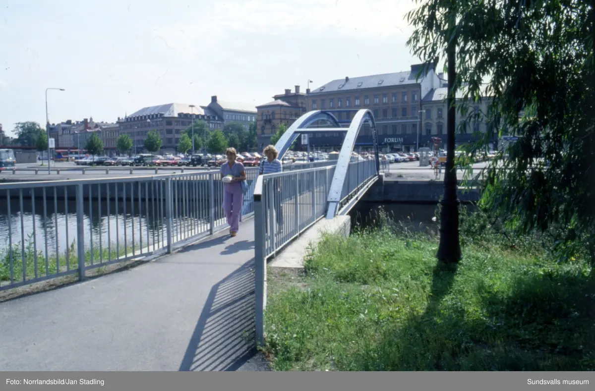 Bilder från Stenstaden med gator, trafik, torghandel och folkvimmel. Storgatan, Fisktorget, Esplanaden, Stora torget, busstationen, Folkets hus, 
Vängåvan, Puckelbron.