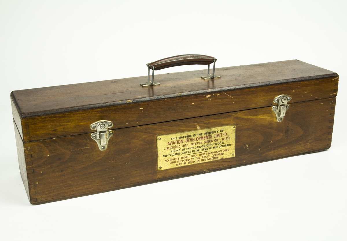 Nitverktygssats, ej komplett. Instruktioner finns under locket på både engelska och svenska.