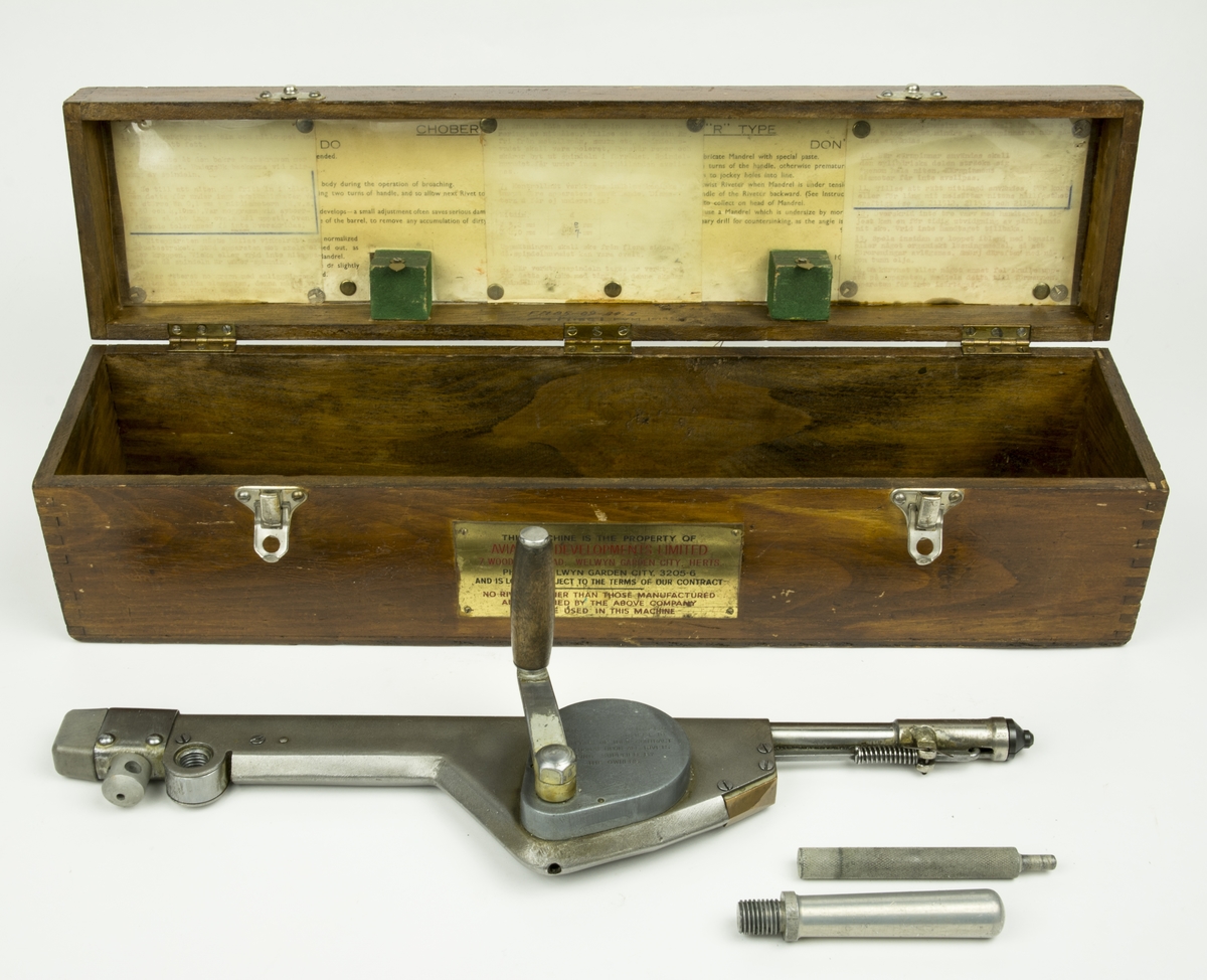 Nitverktygssats, ej komplett. Instruktioner finns under locket på både engelska och svenska.