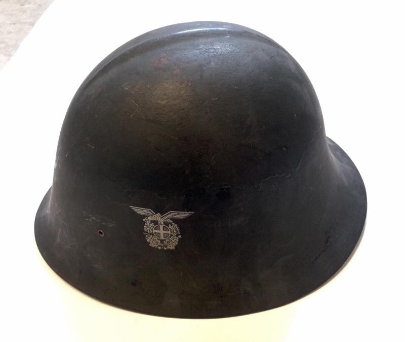 Det norske politimerket 1942-1945: skarv (ørn) med solkors og ekeløvskrans.