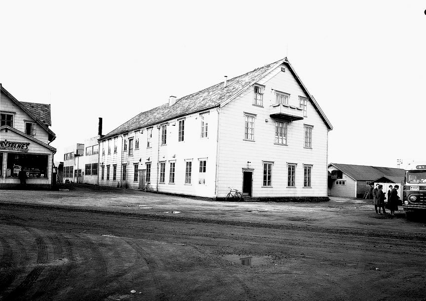 Vesterålens Hermetikkfabrikk ved Strandgata på Sortland 1963. Bussholdeplassen på Sortland var på torget ved Hermetikken. Samme bilde som MNSF0500-11088.