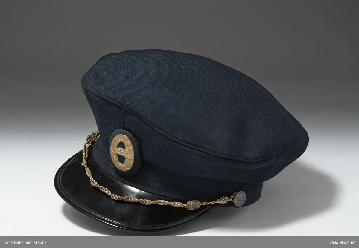 Uniform for Taxi inspektør. Taxi uniformen består av lyseblå skjorte med Taxi merke, et blått slips med Taxi logo, en bukse med PELLY merke og en blå jakke i str. 46 og en lue/hatt.