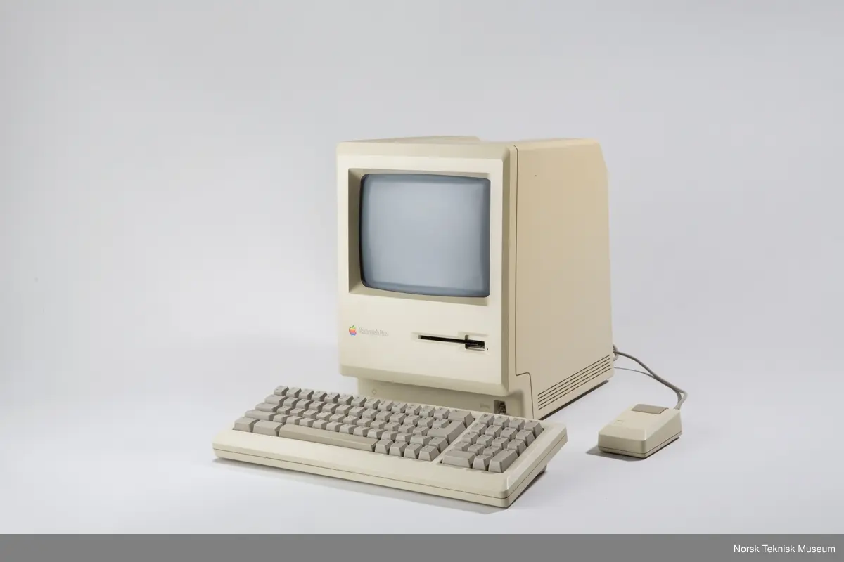 Prosessor: Motorola 68000, 7,83 MHz.
32 bits databuss. 1 MB RAM. 128 kb ROM.
800 kb 3,5 " diskettsstasjon.
9 " 512 x 342 punkters matriseskjerm.
Tillegg: skriver, 20 MB harddisk.
Programvare:
 Tekstbehandling
 Database
 Kalkyler
 Diagram og grafikk
 kommunikasjon
