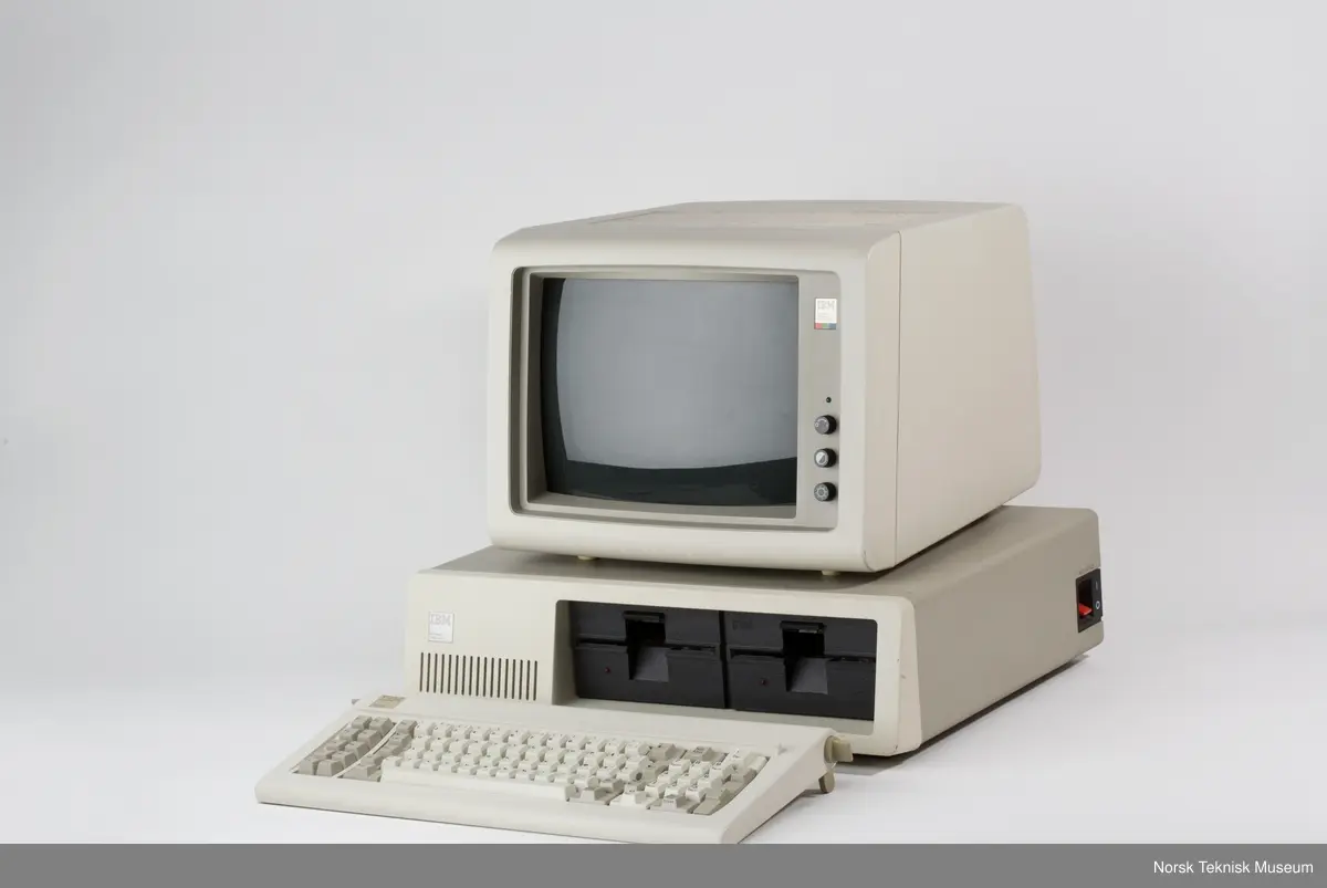Prosessor: Intel 8088 8 bits, 4,77 Mhz
16 - 256 kb RAM, 5 1/4 " 160 kb diskettstasjon.
Monokrom eller fargeskjerm evt. fjernsynsapparat.
Operativsystem: MS- DOS.
Pris: (1983) 18000