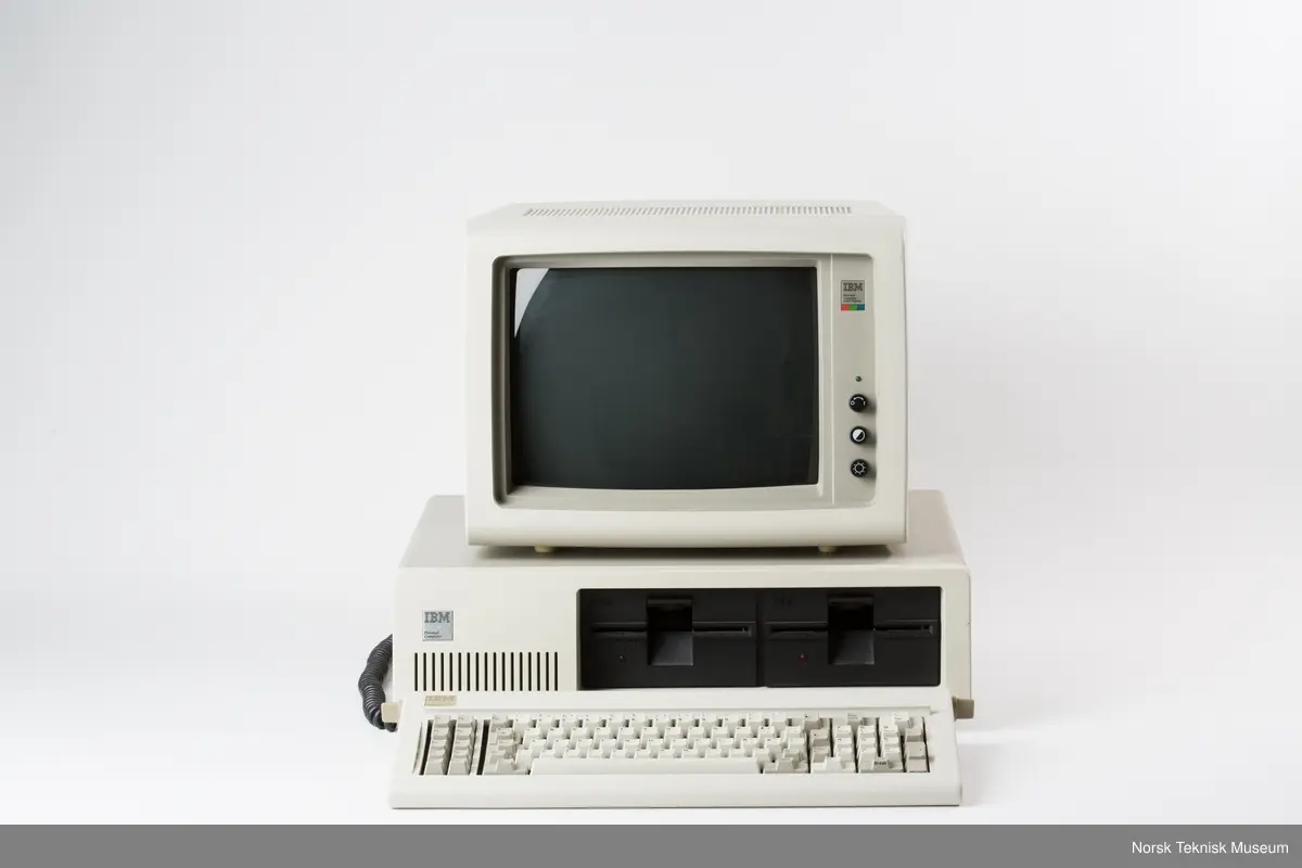 Prosessor: Intel 8088 8 bits, 4,77 Mhz
16 - 256 kb RAM, 5 1/4 " 160 kb diskettstasjon.
Monokrom eller fargeskjerm evt. fjernsynsapparat.
Operativsystem: MS- DOS.
Pris: (1983) 18000