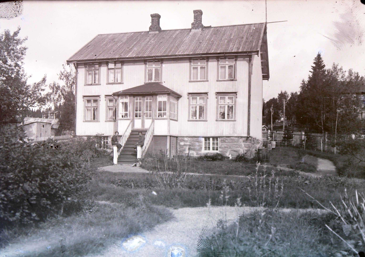 Hus, hage, glassveranda, bordtak.