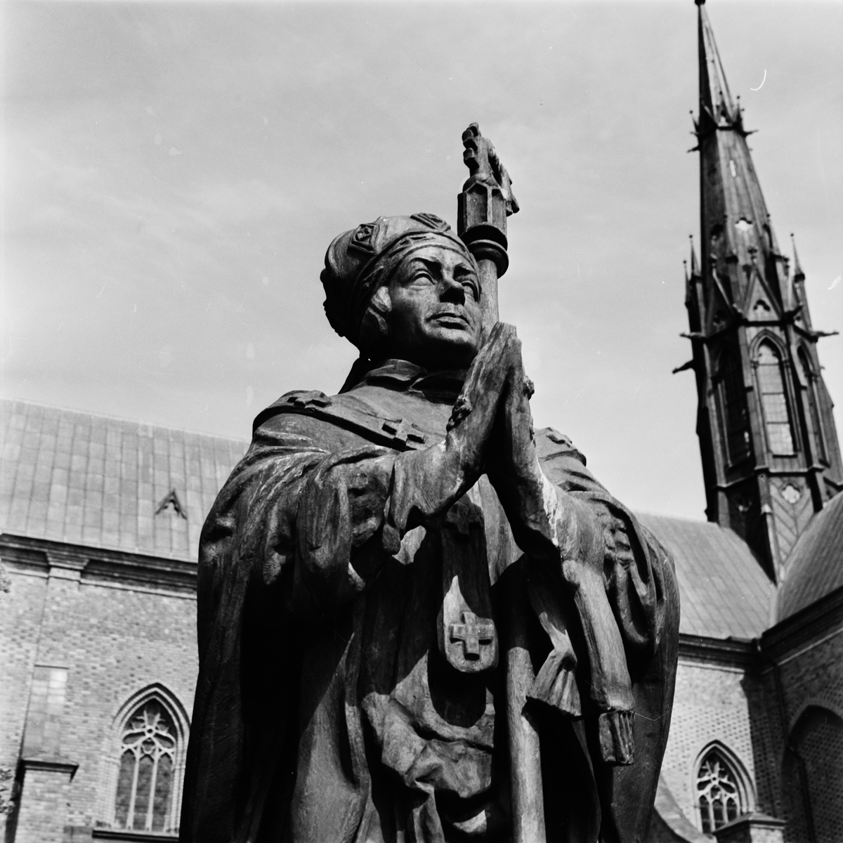 Ärkebiskop Jakob Ulvssons staty utanför Uppsala domkyrka, Uppsala