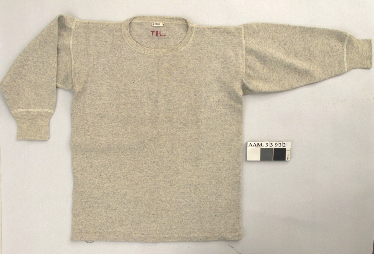 Maskinstrikket ullgenser.  Lys gråfarge.