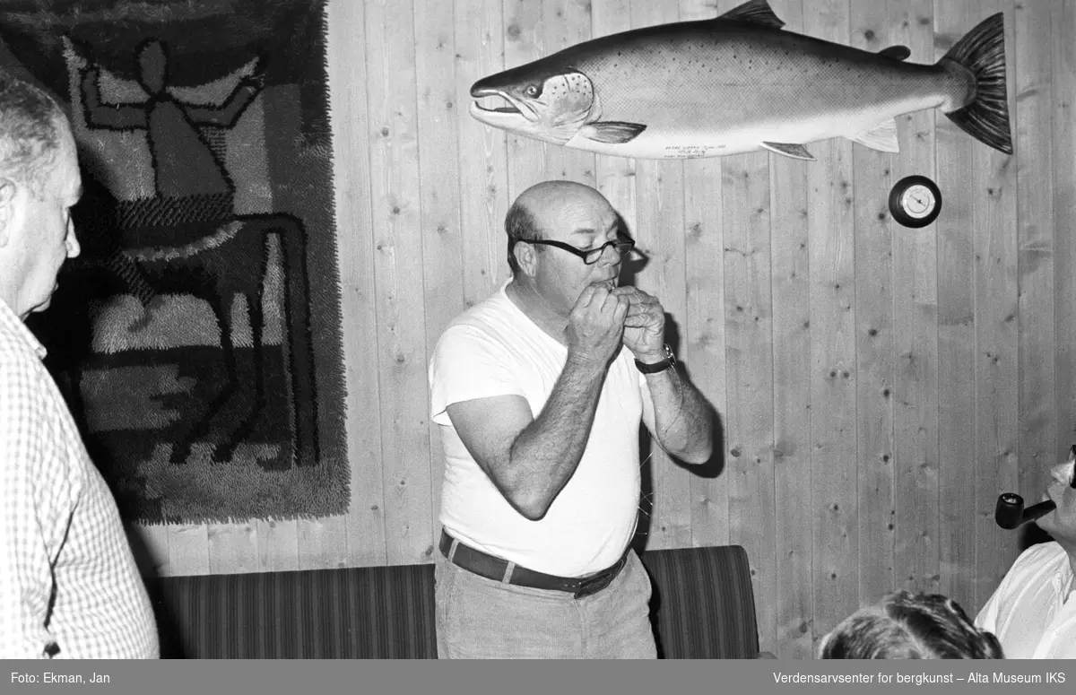 Fluebinding i hytteinteriør.

Fotografert 1982.

Fotoserie: Laksefiske i Altaelva i perioden 1970-1988 (av Jan Ekman).
