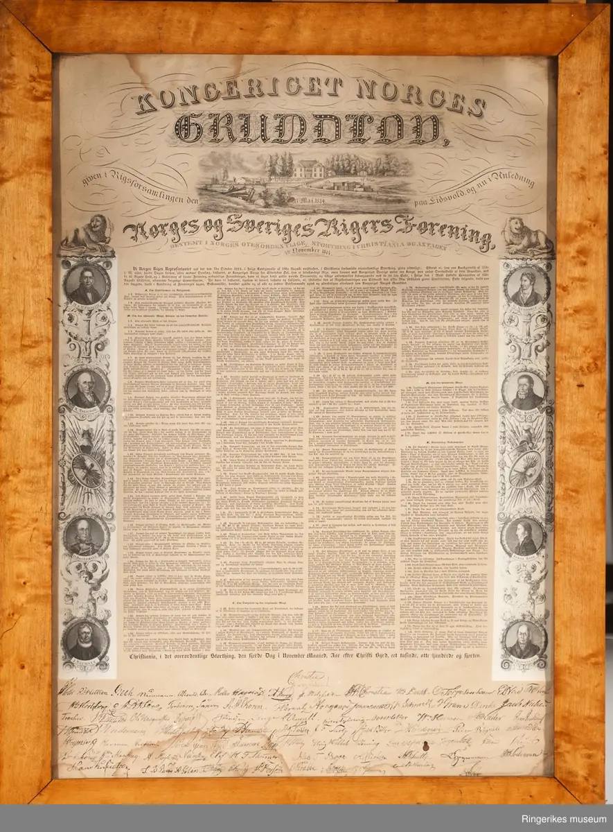 Overskriften lyden Kongerike Norges grundlov. Norges grunnlov ble vedtatt 17 mai og 4. november 1814. Dette er en avis-liknende kopi eller trykk av grunnloven. Papiret grunnlover er trykket på begynner å bli både gulnet og sprøtt. Nederst er også alle underskriftene av de tilstedeværende. Bildet er i glass og ramme og måler 79 X 58 cm.
