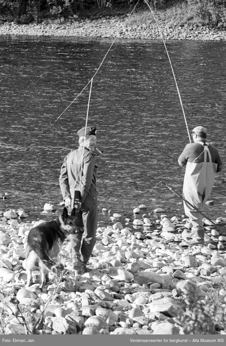 Landskap med personer.

Fotografert 1978.

Fotoserie: Laksefiske i Altaelva i perioden 1970-1988 (av Jan Ekman).
