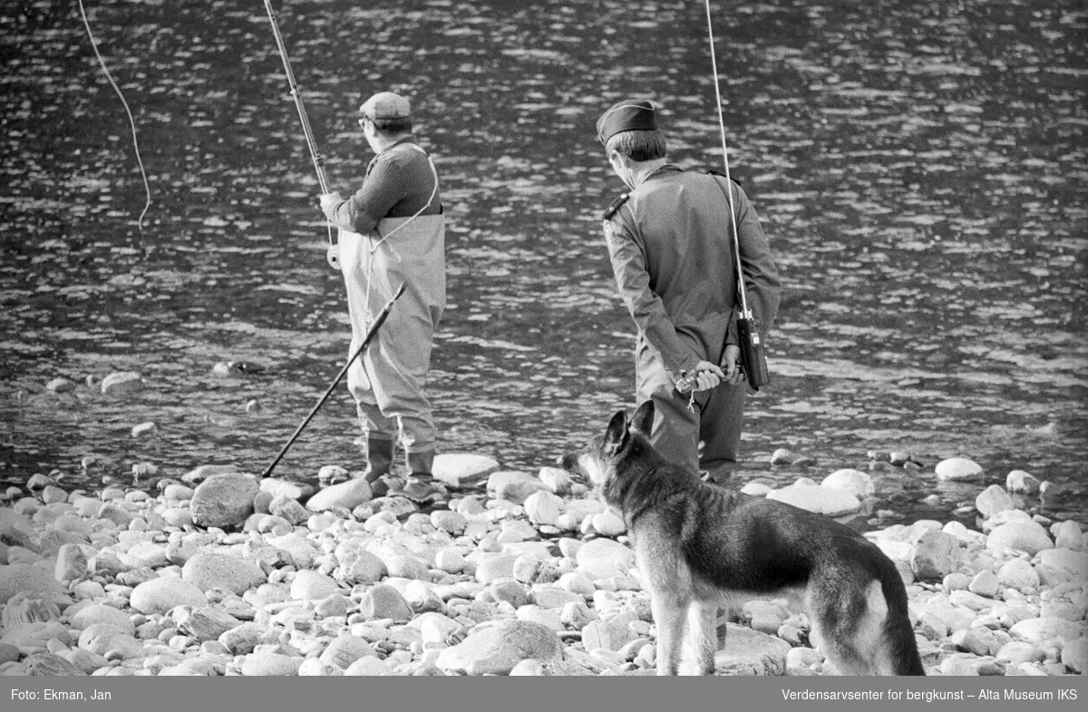 Landskap med personer.

Fotografert 1978.

Fotoserie: Laksefiske i Altaelva i perioden 1970-1988 (av Jan Ekman).
