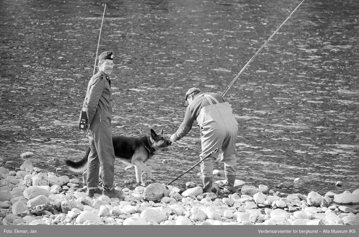 Landskap med personer.

Fotografert 1978.

Fotoserie: Laksefiske i Altaelva i perioden 1970-1988 (av Jan Ekman).
