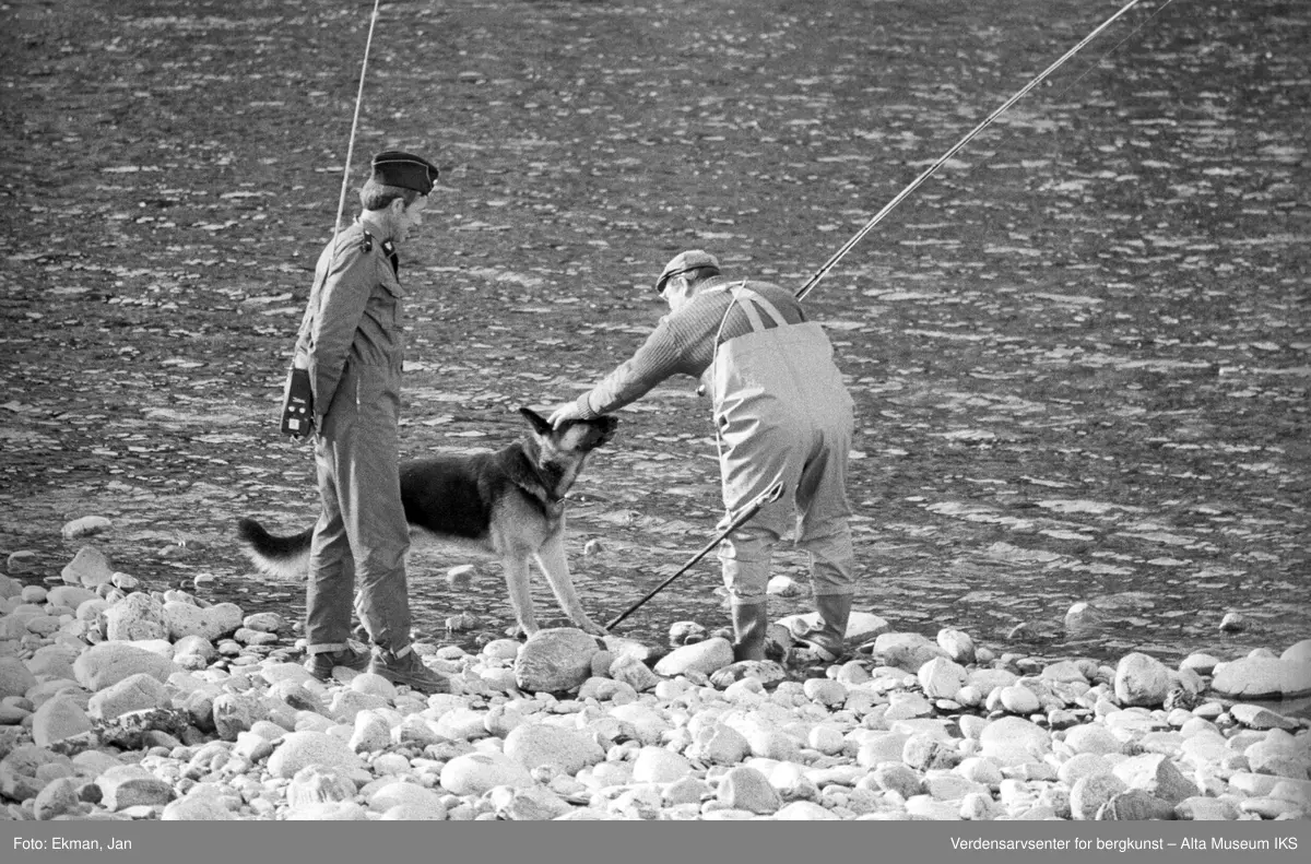 Landskap med personer.

Fotografert 1978.

Fotoserie: Laksefiske i Altaelva i perioden 1970-1988 (av Jan Ekman).

