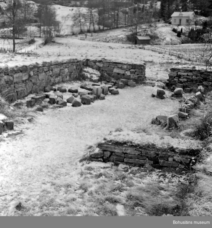 Enligt text: Jan 1959 Bro sn Röse. Dragsmark kloster. Skylt Tanum".